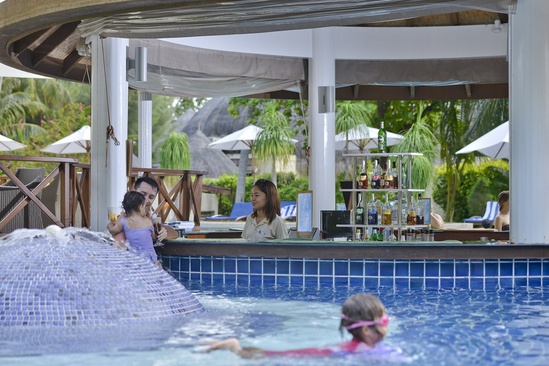 Bandos Maldives Бар У Бассейна