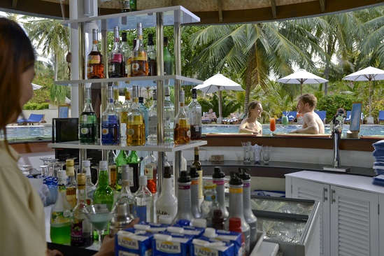 Bandos Maldives Бар У Бассейна