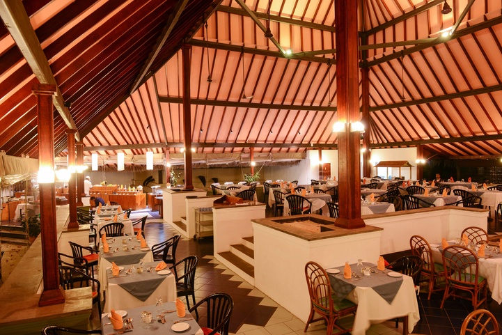 Adaaran Club Rannalhi Ресторан Мальдивы