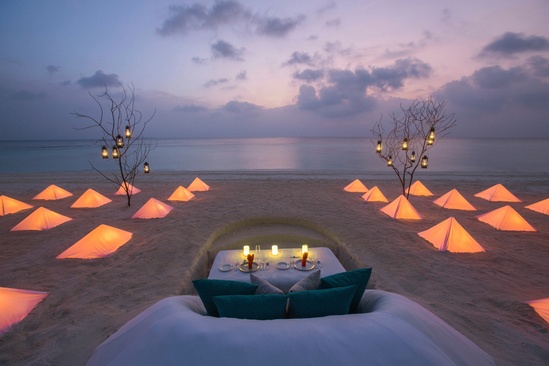 Dusit Thani Maldives Романтический Ужин На Пляже