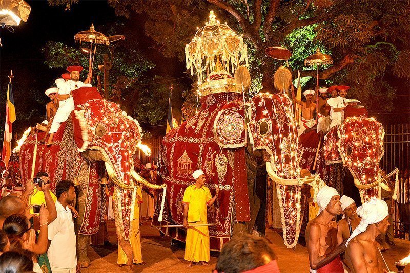 Duruthu Perahera или Дуруту